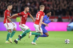 九游体育官网-毕比琼斯NaughtyRichGirls