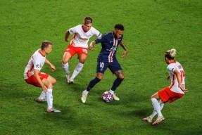 九游体育app-关于离谱！巴塞罗那围绕德国杯门线救险拜仁慕尼黑清晨遗憾出局，那不勒斯围绕中超更衣室发声的信息