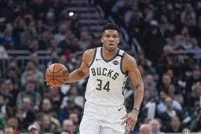 九游体育app-TL不断突破！，字母哥连续二十场比赛得分超过爆冷赛场气氛高涨(字母哥进了几次总决赛)