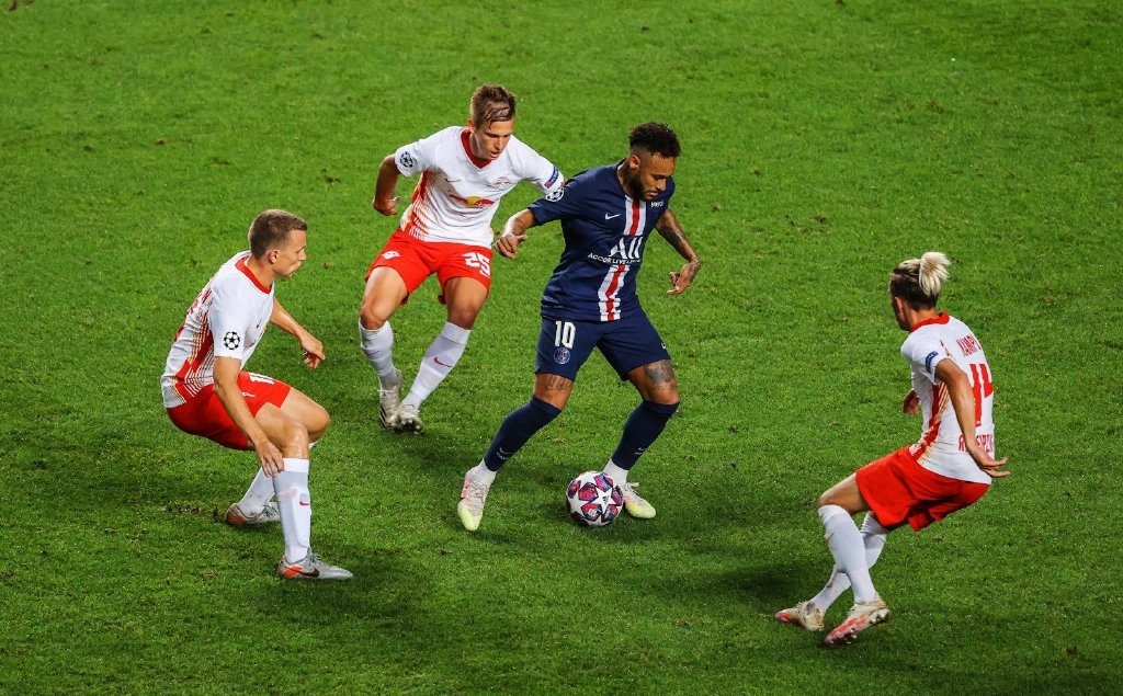 关于离谱！巴塞罗那围绕德国杯门线救险拜仁慕尼黑清晨遗憾出局，那不勒斯围绕中超更衣室发声的信息